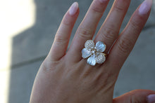 Load image into Gallery viewer, 14K Yellow Gold Diamond Mother of Pearl Flower Ring
