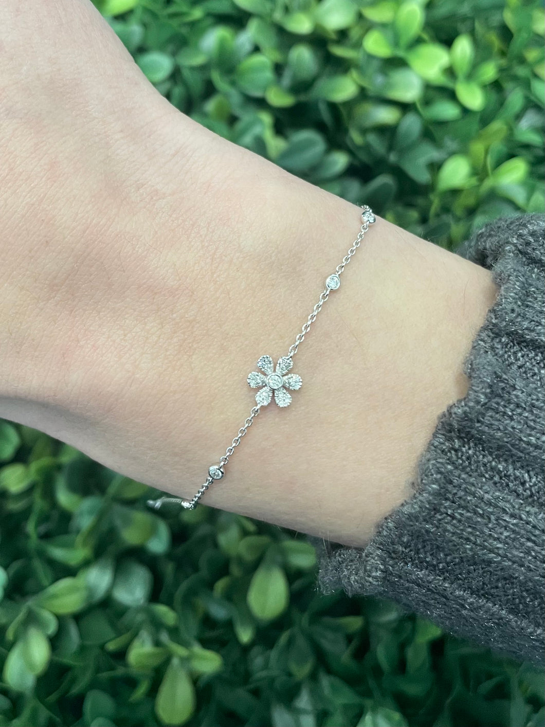 14K White Gold Bezel Flower Bracelet