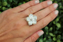 Load image into Gallery viewer, 14K Yellow Gold Diamond Mother of Pearl Flower Ring
