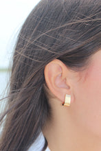 Load image into Gallery viewer, 14K Yellow Gold Diamond Curved Earring
