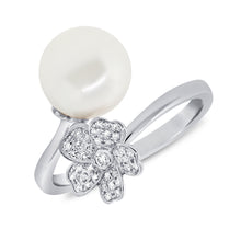 Load image into Gallery viewer, 14K Gold Diamond Flower Pearl Ring
