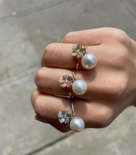 Load image into Gallery viewer, 14K Gold Diamond Flower Pearl Ring
